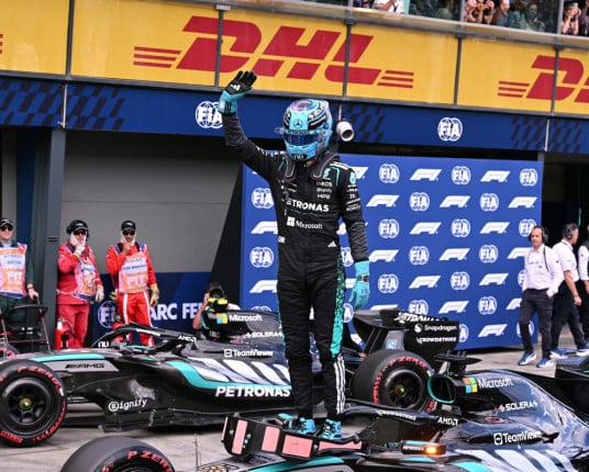 Russell leva a 1ª pole do ano da F1 e Bortoleto larga em 10º; Verstappen bate