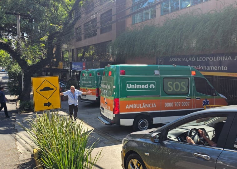 Duas ambulâncias ficaram de prontidão na entrada do estacionamento do clube na rua Félix da Cunha
