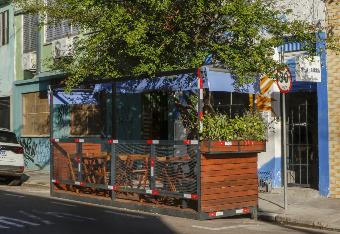 Parklet contribuiu para acomodar um n&uacute;mero maior de clientes | FABIOLA CORREA/JC