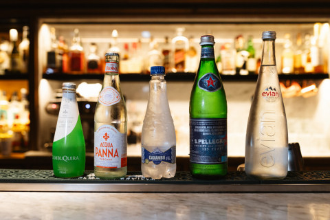 Seis rótulos fazem parte da primeira carta elaborada, com águas que partem de R$ 20,00 e podem chegar a R$ 140,00