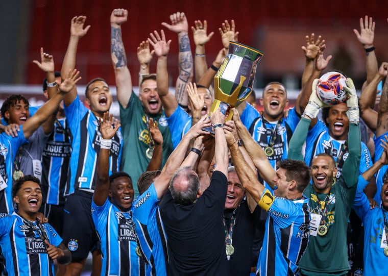 Após erguer a taça na casa do rival, grupo se reapresenta nesta terça