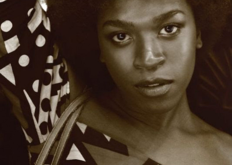 Cantora e contrabaixista apresenta repertório autoral que transita pelo jazz, soul, funk e blues