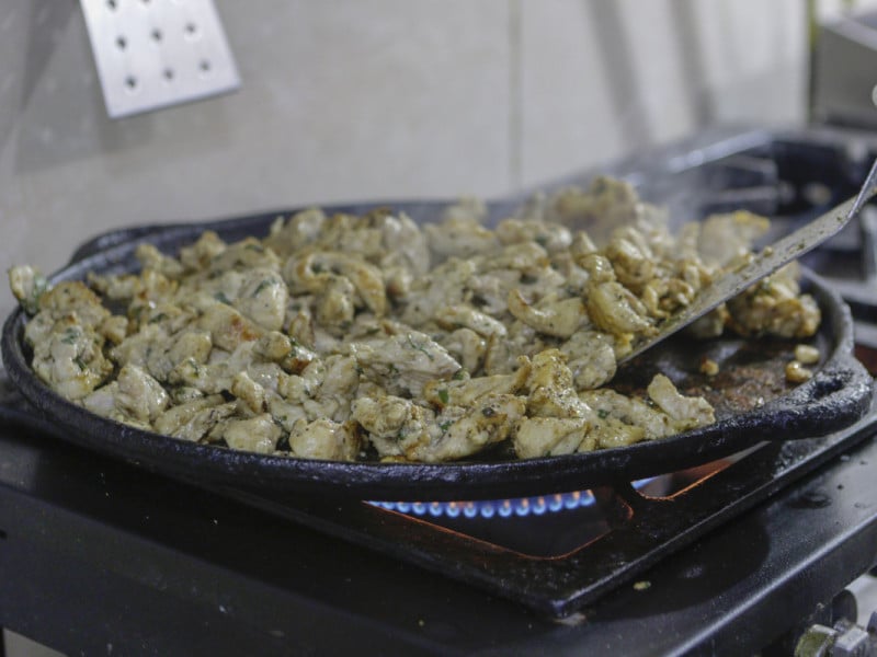 A cozinha do Mila y Birra passa a contar com um espa&ccedil;o dedicado somente ao delivery<br />Foto: FABIOLA CORREA/JC