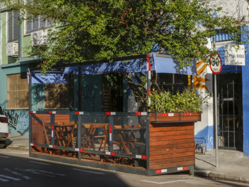 Parklet contribuiu para acomodar um n&uacute;mero maior de clientes<br />Foto: FABIOLA CORREA/JC