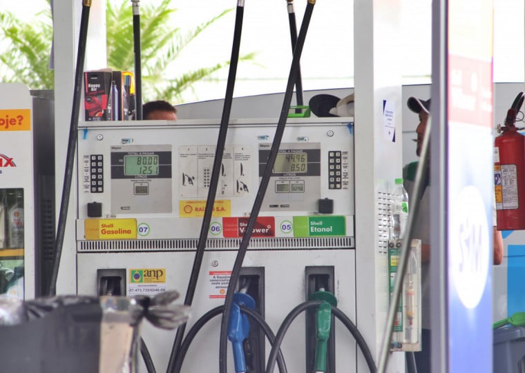 No fechamento do mercado de petróleo na segunda-feira, (9), o diesel vendido no Brasil registrava defasagem de 60% em relação ao praticado no mercado internacional, abrindo espaço para a Petrobras elevar o preço do combustível em R$ 1,94 por litro