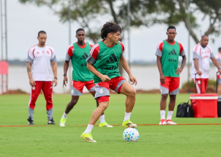 Bernabei retorna à lateral-esquerda após ficar de fora do Gre-Nal 451