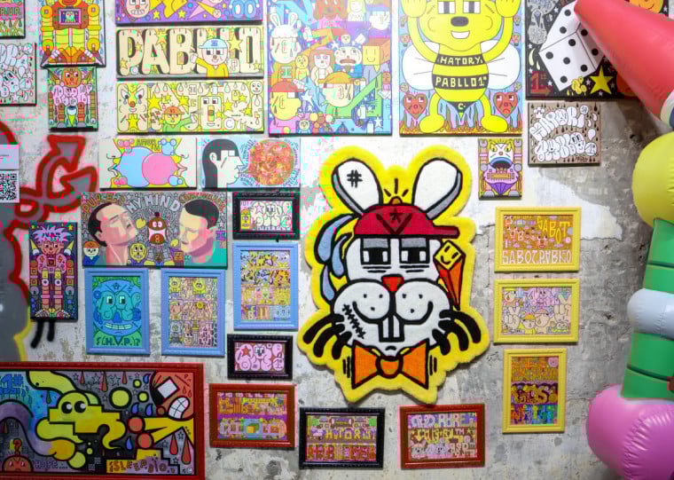 Referenciais de Arte Pop expõem em Porto Alegre e criam um espaço alternativo de arte em loja de roupas e acessórios contemporâneos