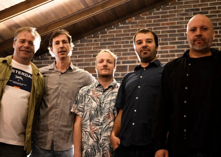 Banda porto-alegrense apresenta show marcado por influências de funk e soul dos anos 1970
