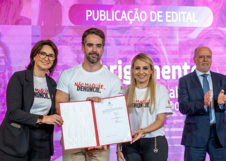 Ao lado do governador Eduardo Leite, participaram da assinatura a secretária da Mulher, Fábia Richter (esquerda) e a secretária de Planejamento, Governança e Gestão, Danielle Calazans (direita)