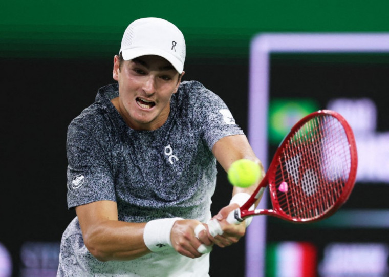  Fonseca começou a partida em ótimo ritmo e confirmou o serviço, mas sofreu uma virada no final do game