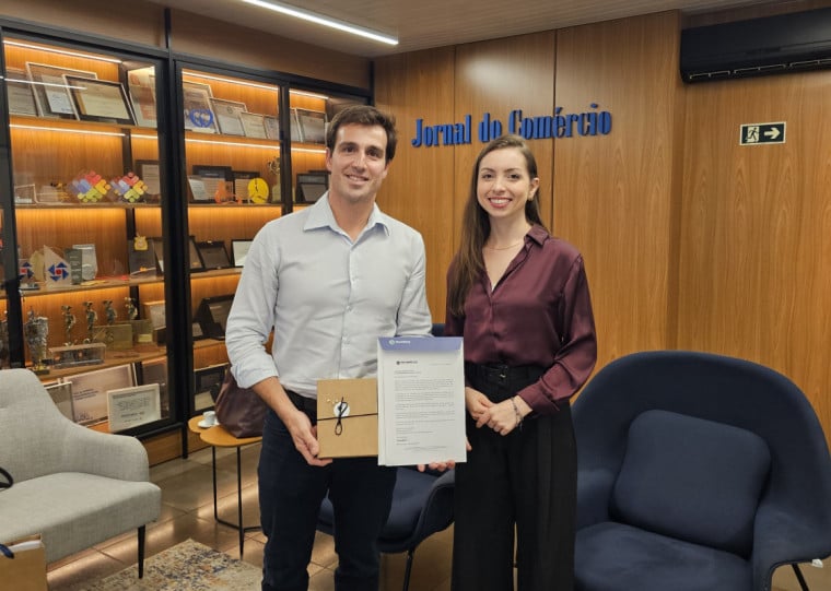 Melanie Caffarate, Coordenadora de Marketing da escola visitou a sede do Jornal do Comércio, e foi recebida pelo diretor-presidente Giovanni Jarros Tumelero