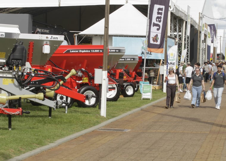 Menor circulação de público no parque e nos estandes das revendas e concessionárias derrubou negócios