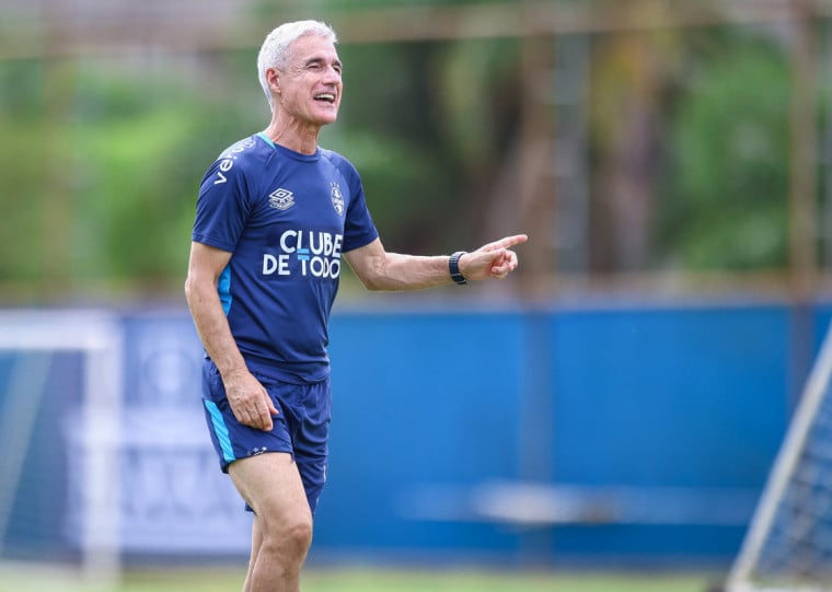 Luís Castro terá que fazer ao menos uma mudança para a partida