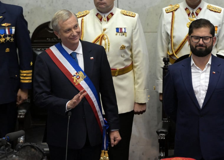 Kast tomou posse após receber a faixa presidencial de seu antecessor, Gabriel Boric