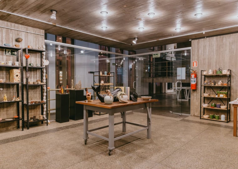 Ocupação de joalheria artesanal apresenta peças em madeira criadas a partir do reaproveitamento de materiais