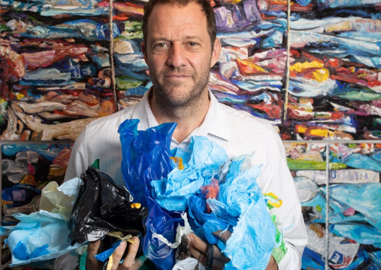 ‘Da margem à beleza’ reúne mais de 40 obras do artista paulistano, reconhecido por intervenções urbanas e arte ambiental 
