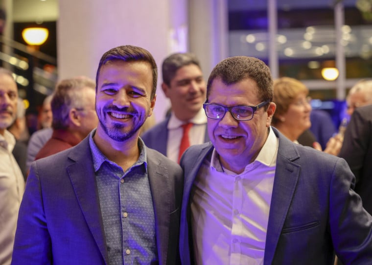  O Box Brazil Media Group promoveu o lançamento da emissora em canal aberto pela Rede RS, localizada no prédio da Tecnopuc, na noite de quarta-feira, 11, apresentada por Cícero Aragon, CEO do grupo, na foto à direita, com Luiz Otávio Prates, secretário municipal de Comunicação de Porto Alegre.
