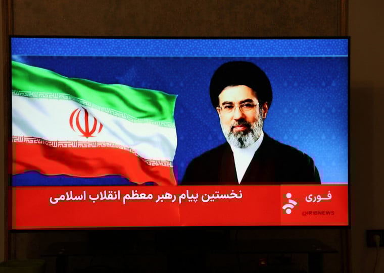 Aiatolá afirmou que suas forças continuarão fechando o Estreito de Ormuz