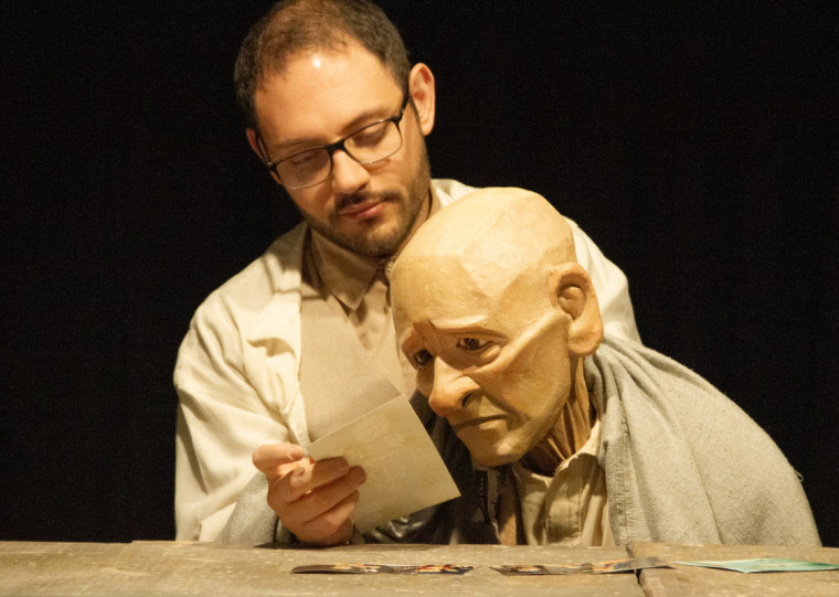 Peça aborda a relação entre pai e filho e propõe uma reflexão sobre criador e criatura a partir da manipulação de uma marionete híbrida
