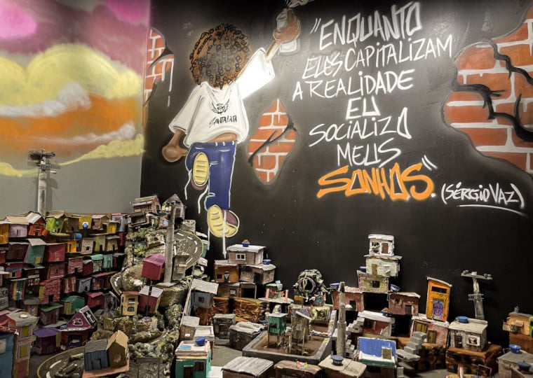 Mostra ‘Favelar’, de Andrigo Martins, aborda as vivências das periferias de forma coletiva e sustentável