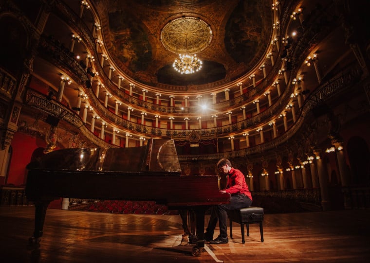 Bruno Hrabovsky faz show nesta terça-feira, no Teatro Simões Lopes Neto