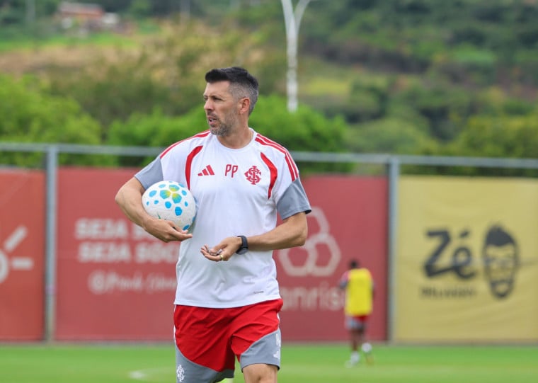 Treinador uruguaio está suspenso para o confronto