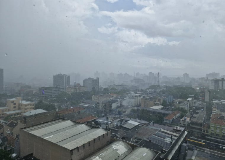 Além da capital, algumas regiões das cidades de Guaíba e Viamão também sentiram os impactos do mau tempo