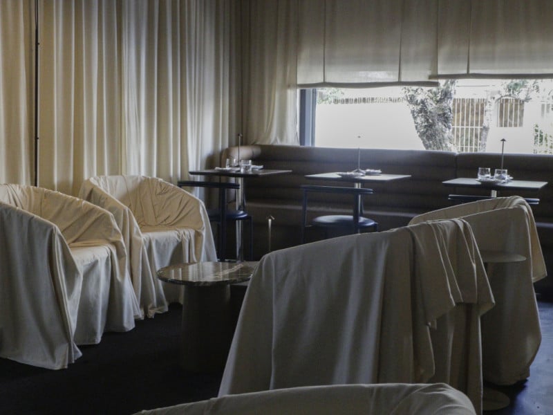 Tecidos cobrindo os assentos fazem parte da proposta intimista do bar<br />Foto: FABIOLA CORREA/JC