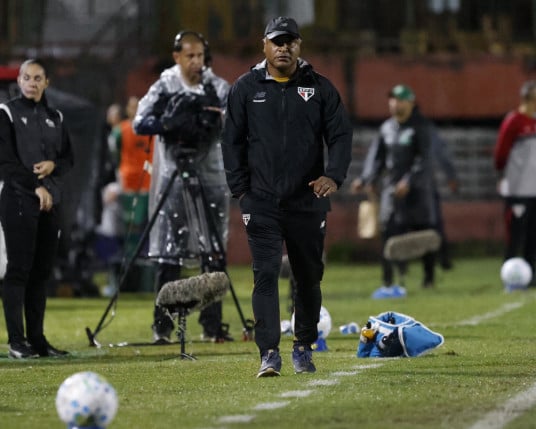 Roger faz lição de casa e São Paulo assume liderança do Brasileirão