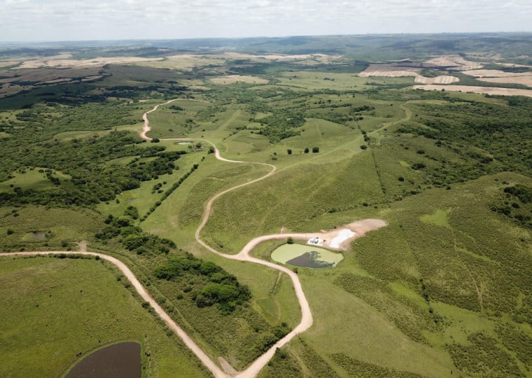 Até a primeira jazida com rocha fosfática em exploração comercial no Rio Grande do Sul, desde 2011 a Aguia Fertilizantes mapeou seis potenciais minas na mesma região