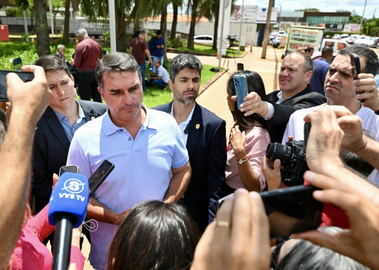 Senador Flavio Bolsonaro (PL) foi visitar mo pai no hospital