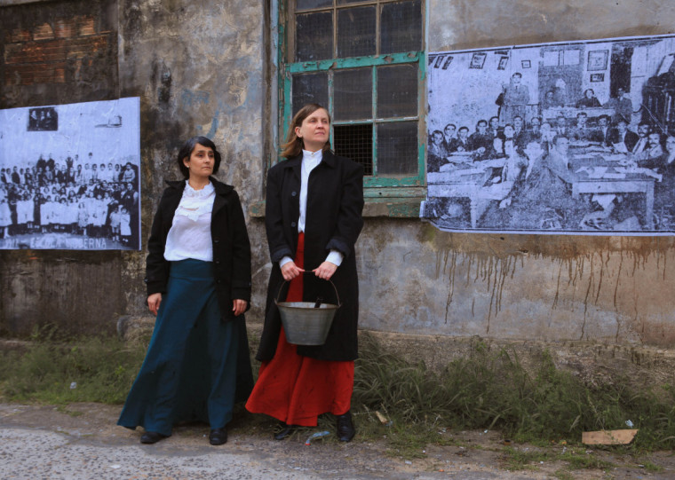 Apresentações gratuitas revelam as primeiras etapas da criação do espetáculo 'Às vezes tanto se grita até que alguém se acorda'