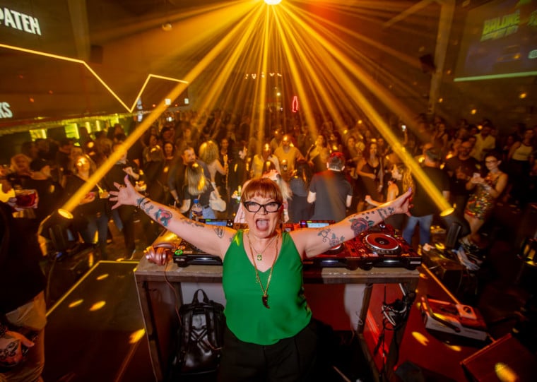 Evento reúne hits de diferentes épocas e celebra a pista de dança neste sábado (21)
