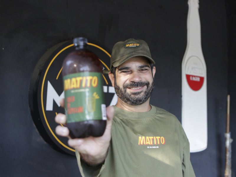 Leandro Bonin comanda, ao lado de Luana Brum, a marca Matito, drink pronto feito &agrave; base de mate, rum, guaran&aacute; e lim&atilde;o<br />Foto: FABIOLA CORREA/JC