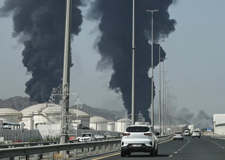 Imagens da Associated Press mostraram uma coluna de fumaça subindo sobre o complexo da embaixada na capital do Iraque