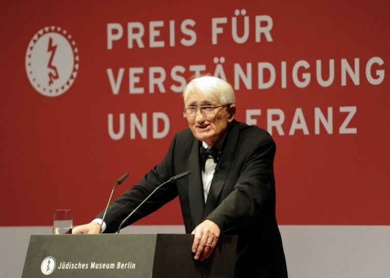 Habermas dedicou sua vida ao estudo da democracia, especialmente por meio de suas teorias sobre a racionalidade comunicativa e a esfera pública