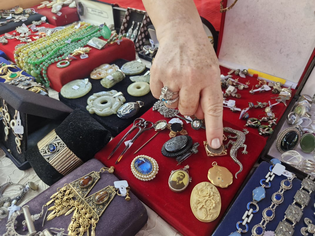 Entre os produtos do catálogo joias e bijuterias vitorianas | JÚLIA FERNANDES/ESPECIAL/JC