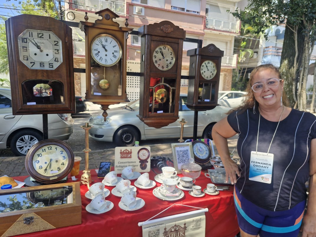 A banca de Fernanda tem como protagonista os relógios antigos, que podem chegar a R$ 4,8 mil | JÚLIA FERNANDES/ESPECIAL/JC