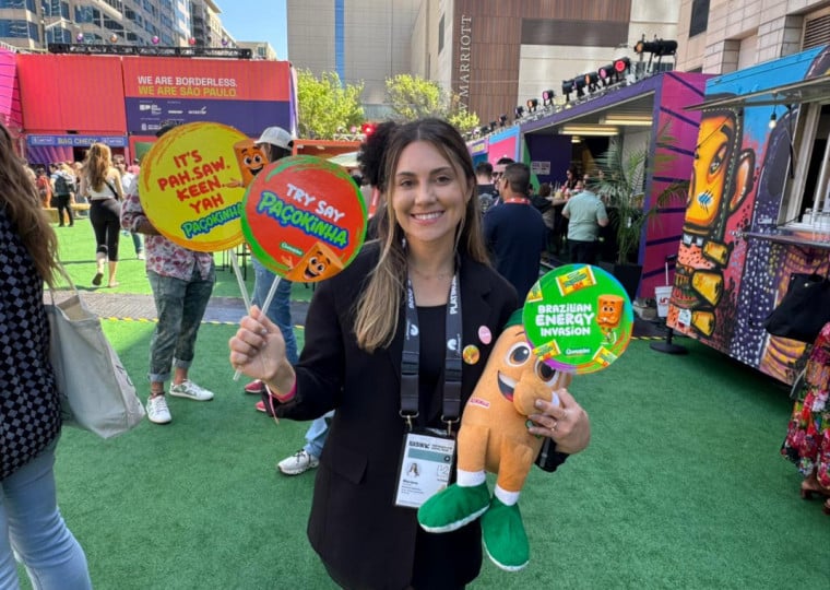 Mariana fez ações com o mascote Gui em meio ao SXSW, em Austin
