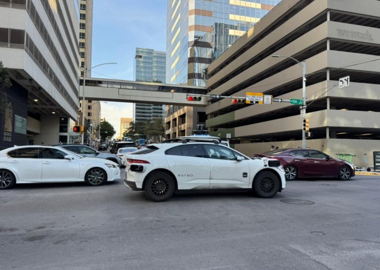 S&atilde;o mais de 200 carros Waymo circulando em Austin para viagens do aplicativo da Uber