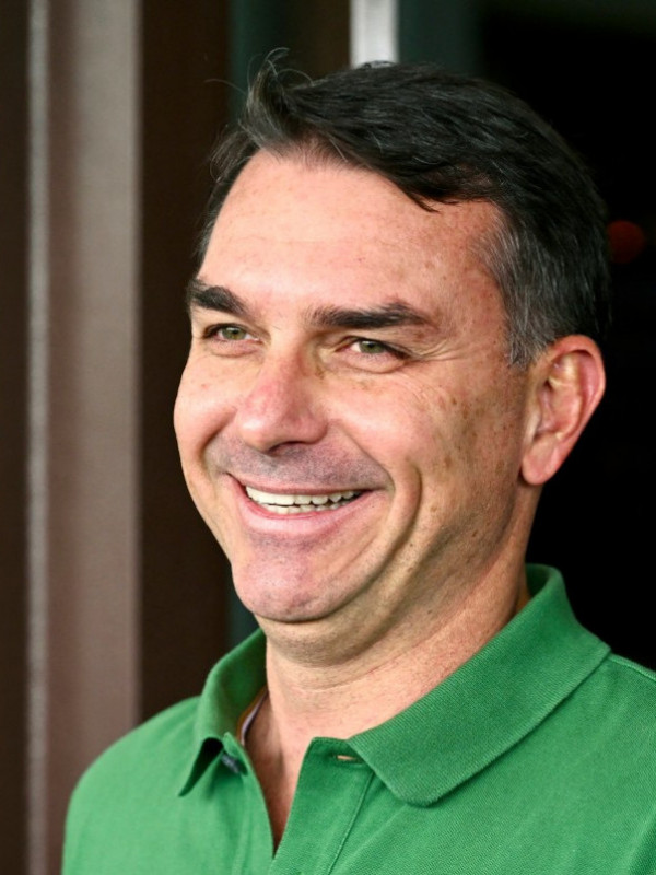 Flávio Bolsonaro diz que Tarcísio será presidente 'um dia' e que agro é tratado como 'lixo'