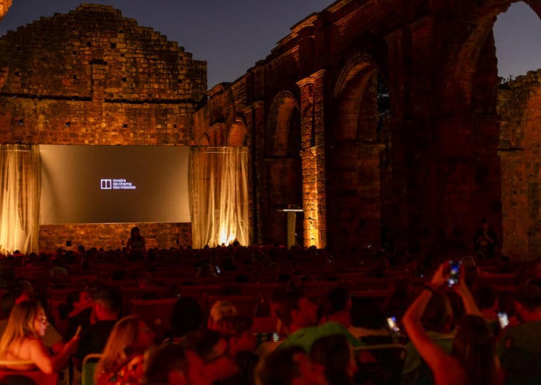Exibições acontecem dentro das ruínas da catedral de pedra do sítio arqueológico de São Miguel Arcanjo  