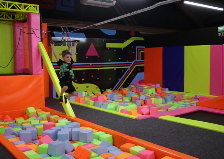 Estrutura do parque conta com trampolins, tirolesa e parede de escalada
