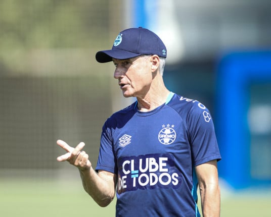 Luís Castro vai em busca de alternativas para o Grêmio voltar a vencer no Brasileiro
