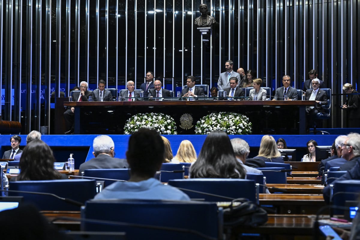 Pedido de vista adia votação da PEC do fim da 6x1 na CCJ da Câmara