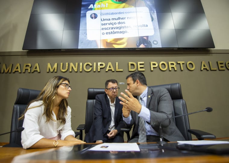 Secretários Júlia Zardo e André Coronel com presidente da Câmara de Porto Alegre Moisés Barboza