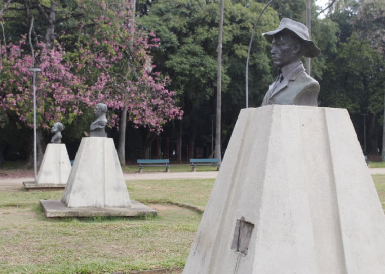 Alguns monumentos têm marcas de pichação ou simplesmente estão com suas placas de identificação arrancadas
