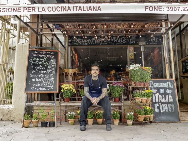Douglas Soares Musela est&aacute; &agrave; frente da Vicenzo Spaghetteria, restaurante do bairro Bom Fim<br />Foto: T&Acirc;NIA MEINERZ/JC