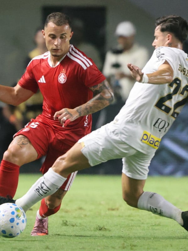 Com gol no final, Inter vence o Santos na Vila e conquista primeira vitória no Brasileirão