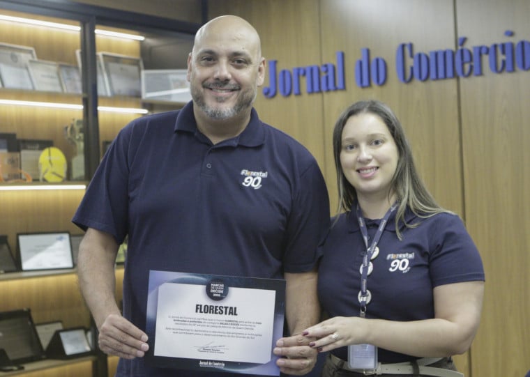 Os representantes da Florestal Alimentos Alexandre Ferrari e Larissa Santos, receberam nesta quarta-feira (18), o certificado de segundo lugar na categoria Balas e Doces do Marcas de Quem Decide 2026